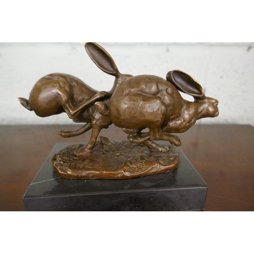 184 - Bronze figure of hares - Height 12cm