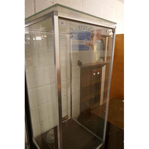 202 - Display cabinet - Approx: W: 60cm D: 60cm H: 176cm