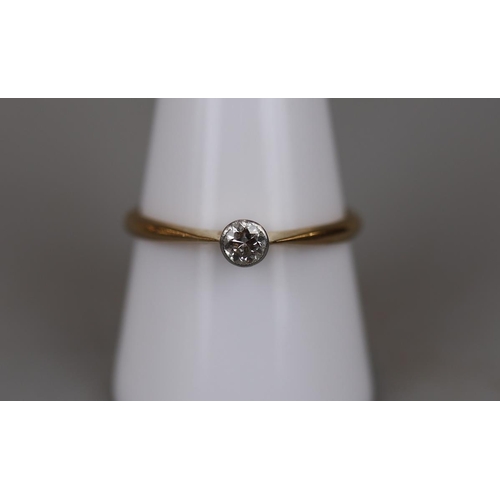 21 - 18ct gold diamond solitaire ring - Approx size: S