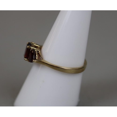 27 - Gold 3 stone garnet ring - Approx size: P