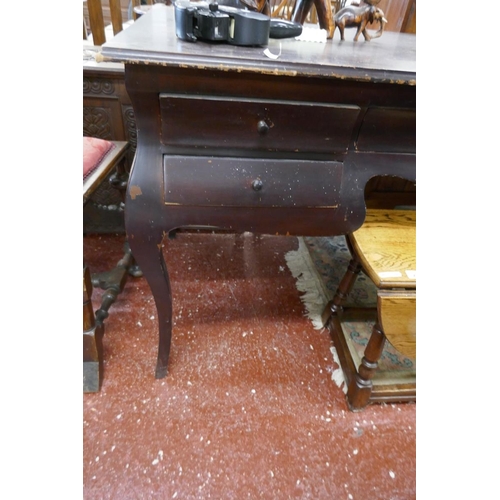 271 - Desk on cabriole legs - Approx size W: 140cm D: 70cm H: 78cm