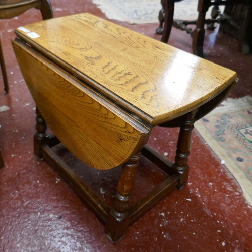 273 - Small oak drop leaf table