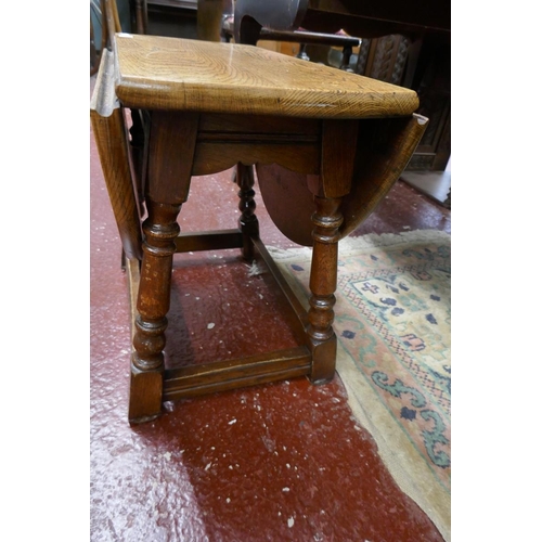 273 - Small oak drop leaf table