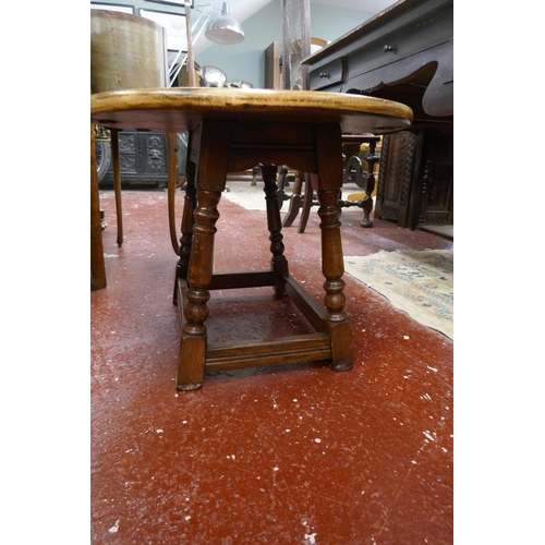 273 - Small oak drop leaf table