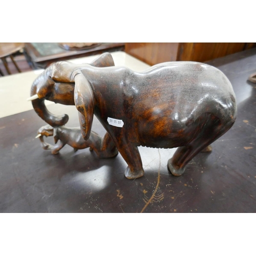 274 - Carved wooden figure of elephants - Approx height: 20cm