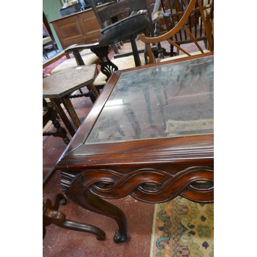 284 - Carved mahogany coffee table - Approx size L: 140cm W: 75cm H: 59cm