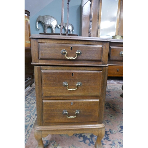 289 - Early 20thC oak desk with leather top - Approx size W: 152cm D: 91cm H: 76cm