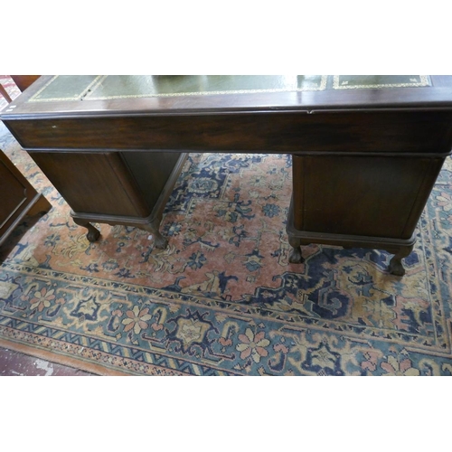 289 - Early 20thC oak desk with leather top - Approx size W: 152cm D: 91cm H: 76cm