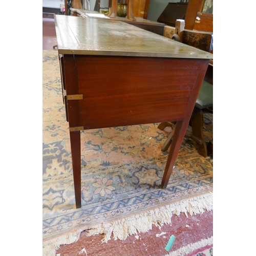 290 - Leather top mahogany desk - Approx size W: 121cm D: 55cm H: 76cm