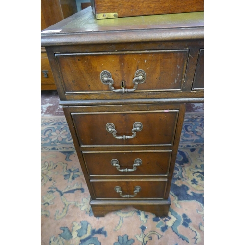 291 - Mahogany leather top pedestal desk - Approx size W: 121cm D: 61cm H: 76cm