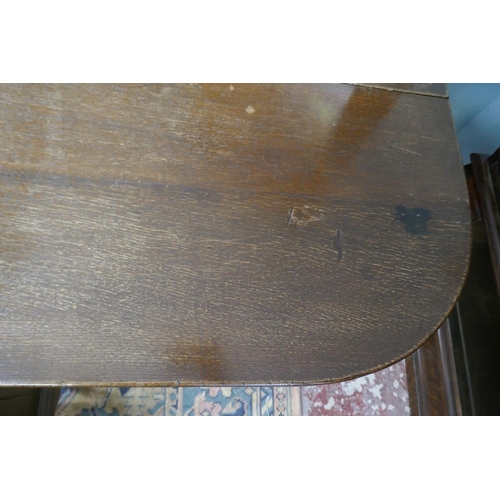 292 - Oak gate leg table