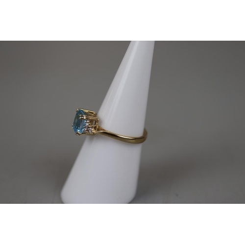 35 - Gold blue topaz and diamond ring - Approx size: M