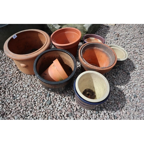 384 - Collection of plant pots to include terracotta 