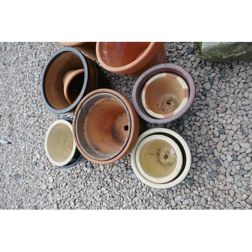 384 - Collection of plant pots to include terracotta 