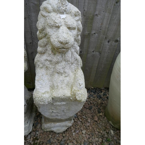 389 - Pair of stone lions - Approx height: 85cm