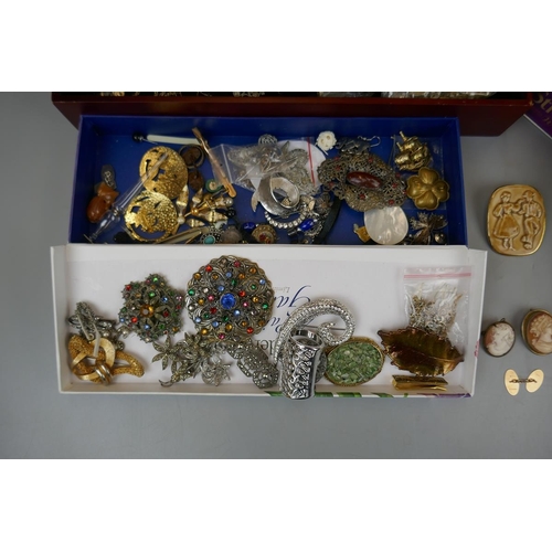 40 - Collection of jewellery