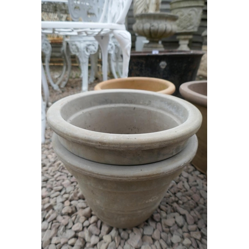 409 - 5 flower pots to include pair 