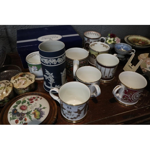64 - Collectibles to include Crown Devon, Wedgewood etc