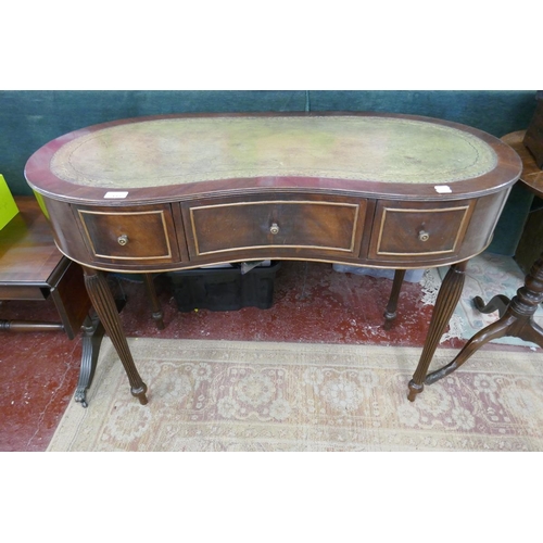 132 - Regency style kidney shaped mahogany dressing table - Approx size: W: 105cm D: 48cm H: 75cm