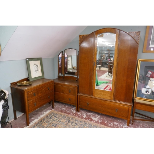 291 - Oak bedroom suite consisting of wardrobe, chest of drawers, dressing table