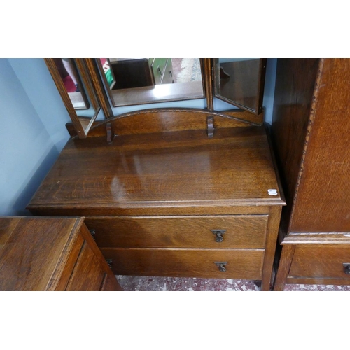 291 - Oak bedroom suite consisting of wardrobe, chest of drawers, dressing table