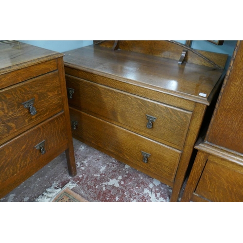 291 - Oak bedroom suite consisting of wardrobe, chest of drawers, dressing table