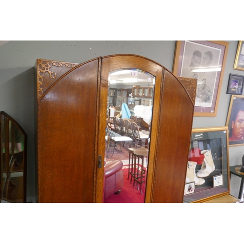 291 - Oak bedroom suite consisting of wardrobe, chest of drawers, dressing table