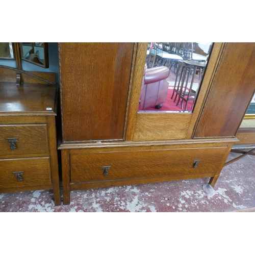 291 - Oak bedroom suite consisting of wardrobe, chest of drawers, dressing table