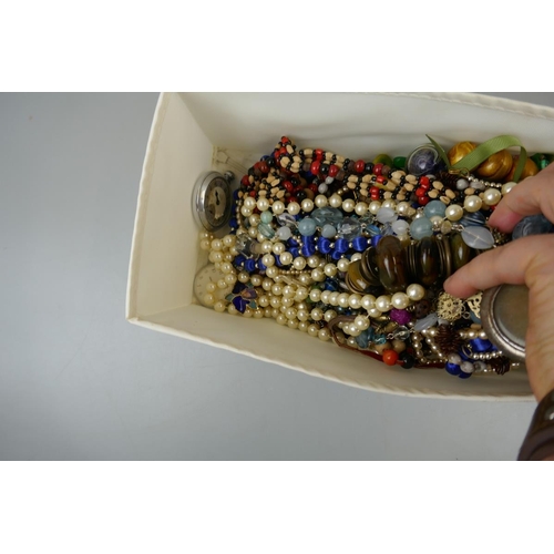 39 - Collection of costume jewellery 