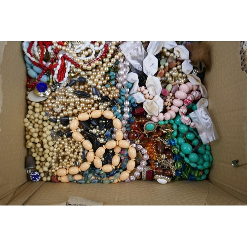 40 - Large collection of costume jewellery 