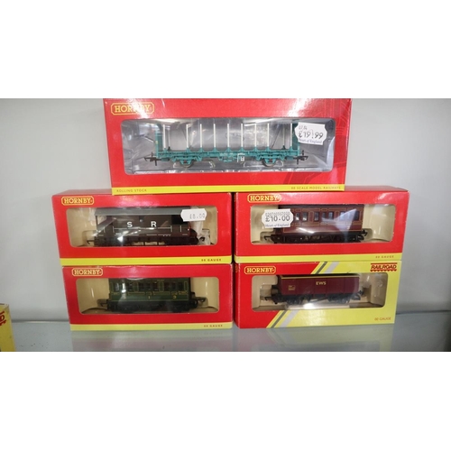 118 - 9 boxed Hornby train carriages