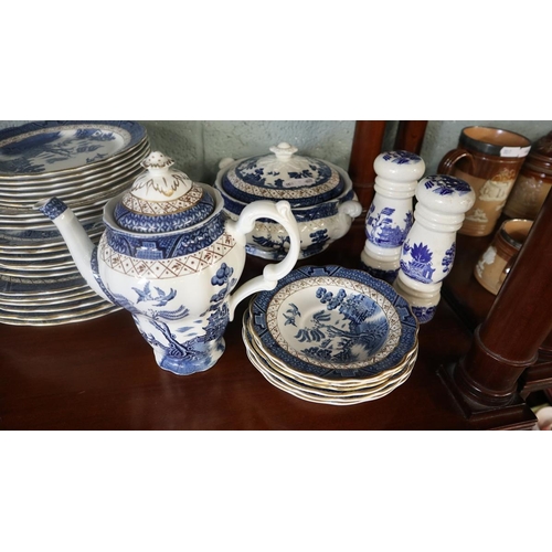 129 - Large collection of blue and white china - Real Old Willow pattern