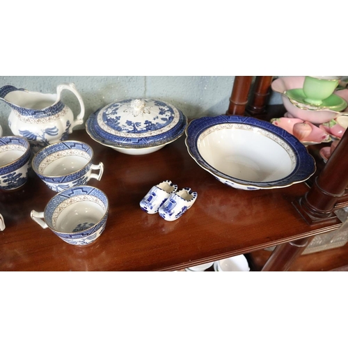 129 - Large collection of blue and white china - Real Old Willow pattern