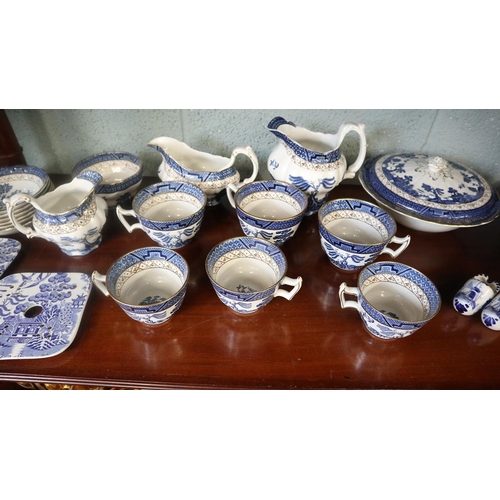 129 - Large collection of blue and white china - Real Old Willow pattern