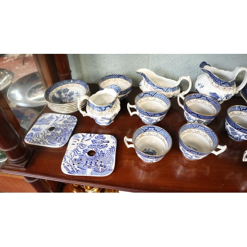 129 - Large collection of blue and white china - Real Old Willow pattern