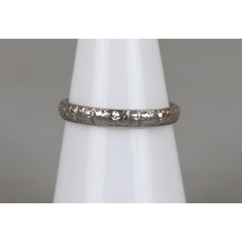 11 - Platinum ring - Approx weight 3g - Approx size: L