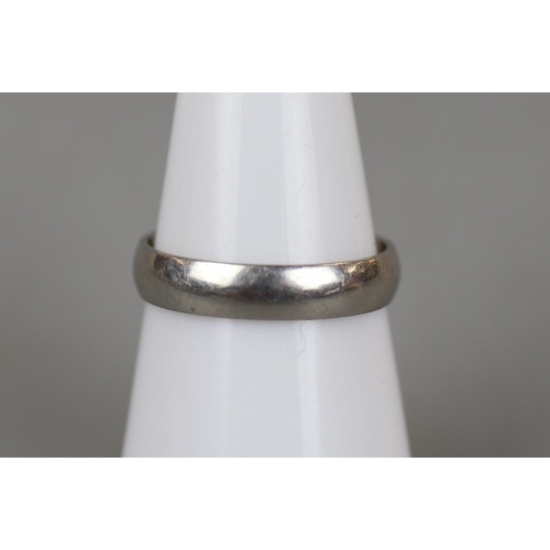 13 - Platinum ring - Approx weight 3.9g - Approx size: M