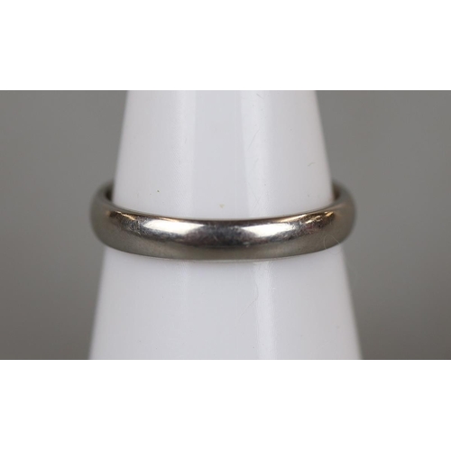 14 - Platinum ring - Approx weight 3.4g - Approx size: M