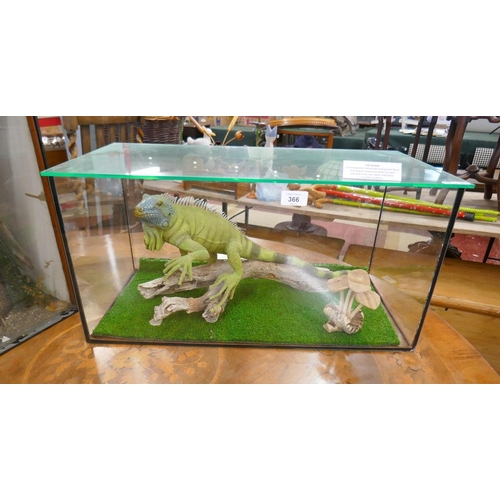 366 - Hand crafted and hand painted iguana - Approx size: W: 60cm D: 30cm H: 30cm