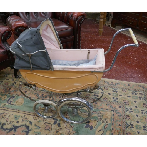 368 - 1950's dolls pram