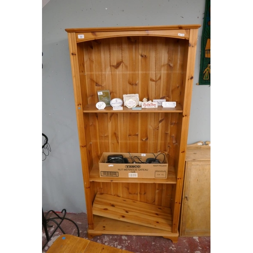 392 - Tall pine bookcase - Approx size: W: 86cm D: 30cm H: 178cm