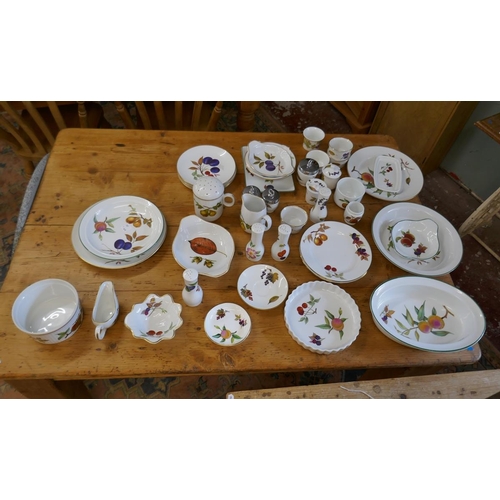 400 - Collection of Royal Worcester Evesham pattern etc