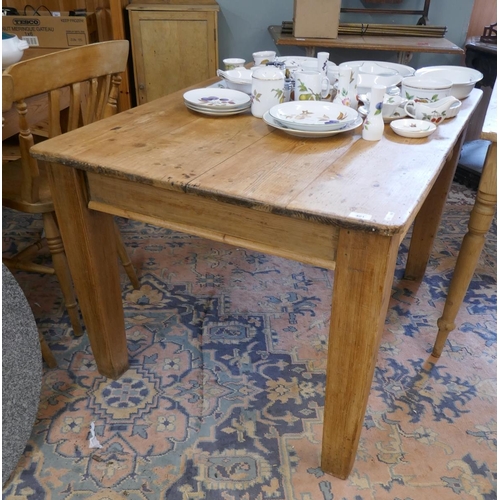 401 - Pine farmhouse table - Approx size: L: 122cm W: 86cm H: 72cm