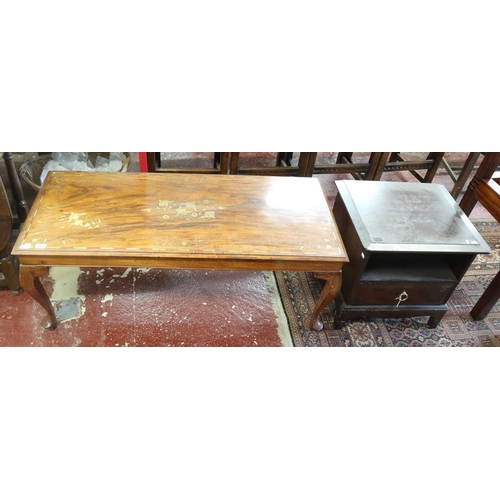 441 - Brass inlaid mahogany coffee table on cabriole legs - Approx size: L: 122cm W: 55cm H: 47cm together... 