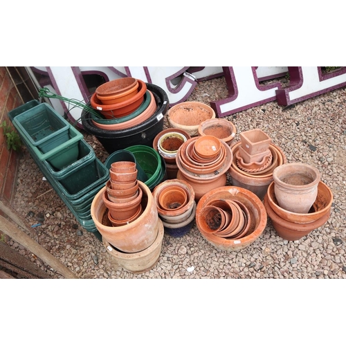 459 - Collection of terracotta and plastic garden pots