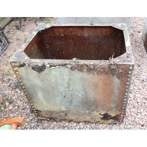 488 - Galvanised water tank - Approx size: W: 59cm D: 45cm H: 53cm