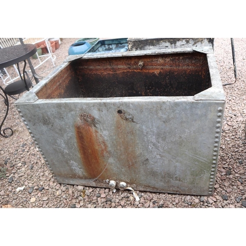 490 - Galvanised water tank - Approx size: W: 92cm D: 61cm H: 57cm