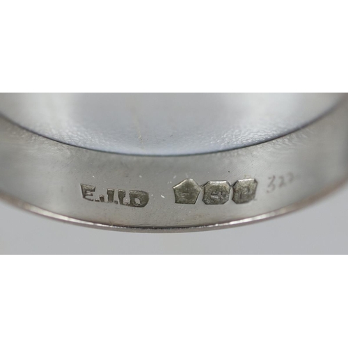 13 - Platinum ring - Approx weight 3.9g - Approx size: M