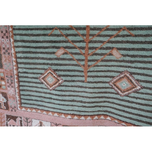 321 - Hand woven Egyptian rug - Approx size: 134cm x 106cm