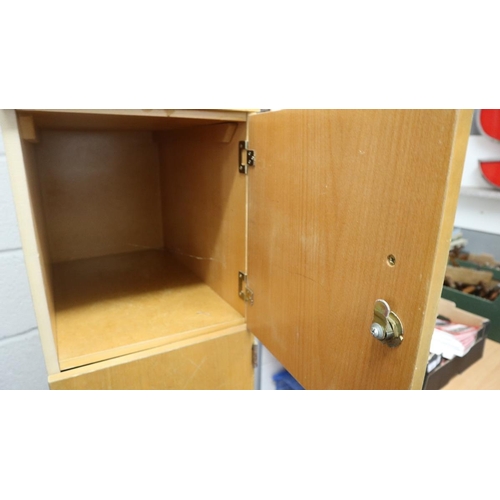 325 - Tall bank of 5 lockers - Approx size: W: 34cm D:52cm H: 181cm